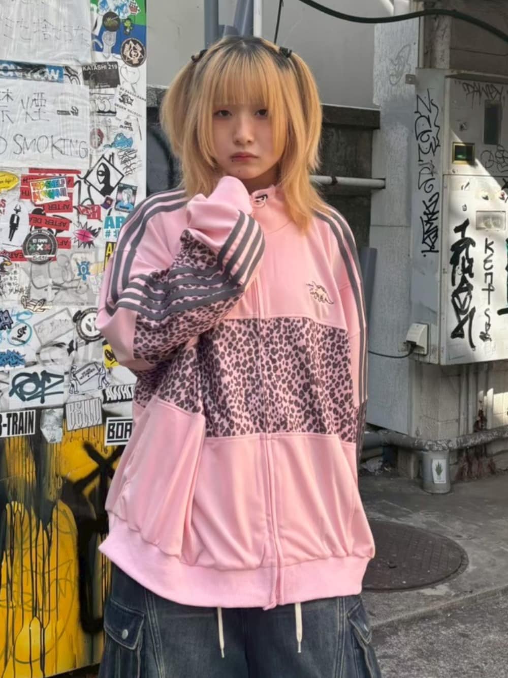 ピンク系のブルゾン、ブルー系のデニムパンツを着用したレディースの春コーディネートの3枚目の写真