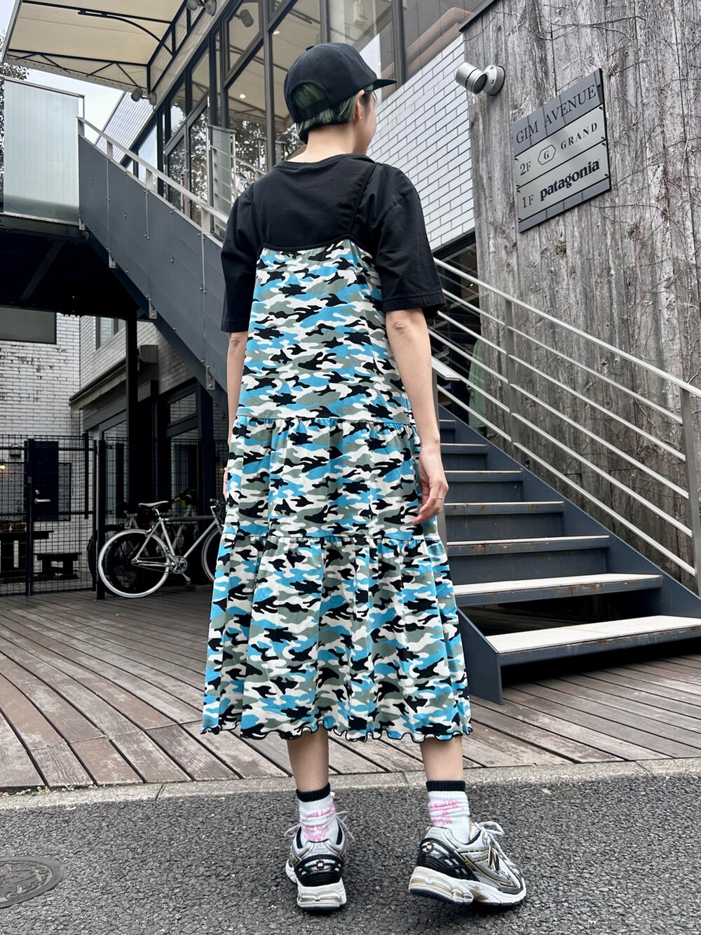 ブラック系のTシャツ/カットソー、ブルー系のワンピース、グレー系のシューズを着用したレディースの春コーディネートの3枚目の写真