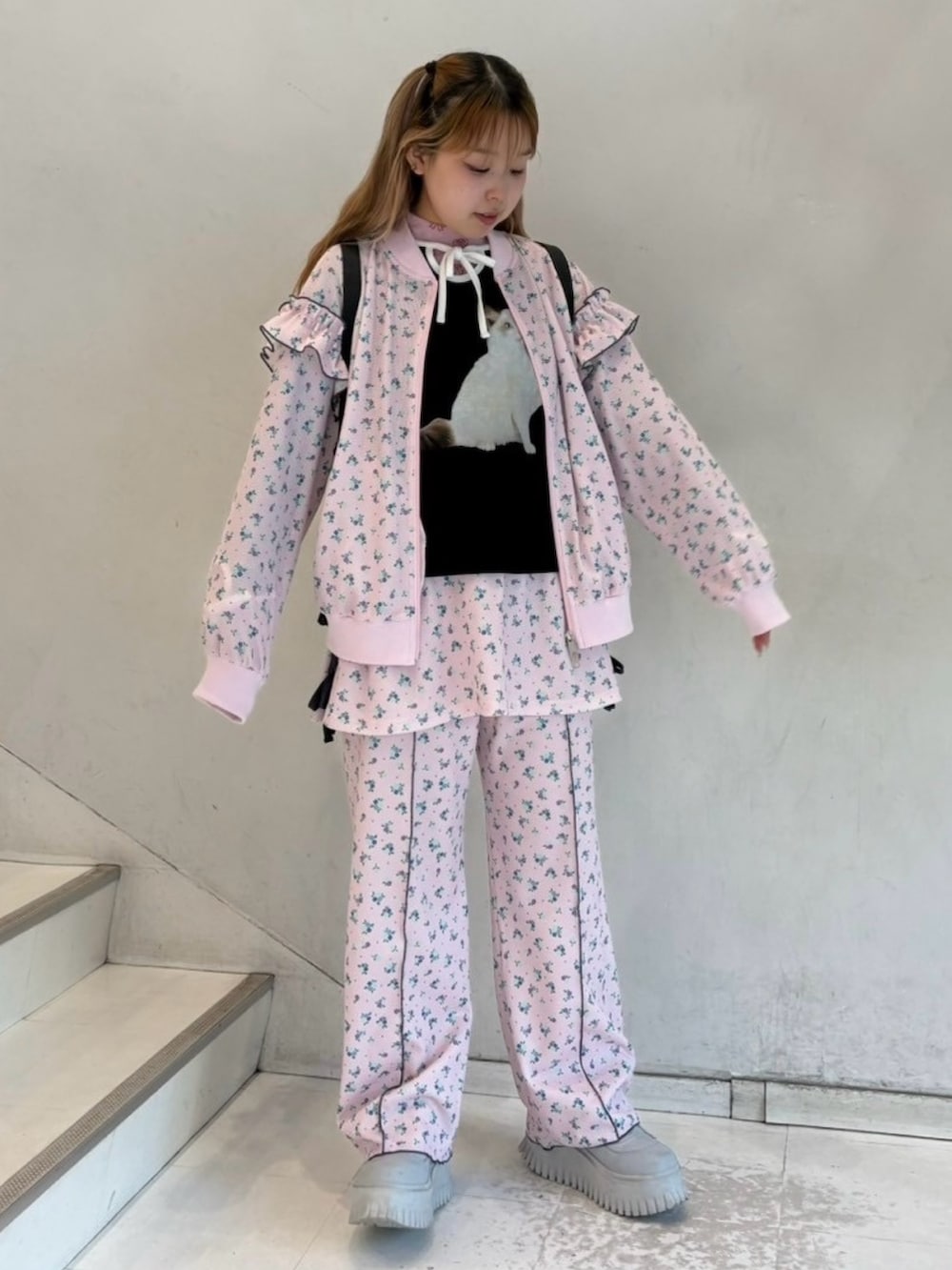 ブラック系のTシャツ/カットソー、ピンク系のその他トップス、ピンク系のその他パンツを着用したレディースの冬コーディネートの2枚目の写真