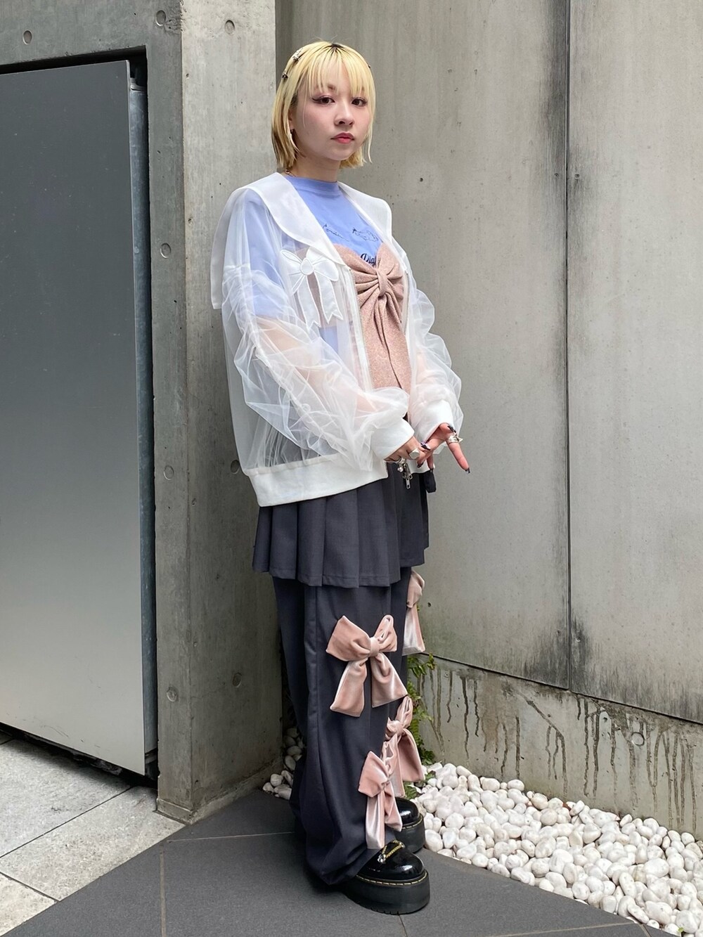 グレー系のその他パンツ、ブルー系のTシャツ/カットソー、ピンク系のその他トップスを着用したレディースの春コーディネートの2枚目の写真