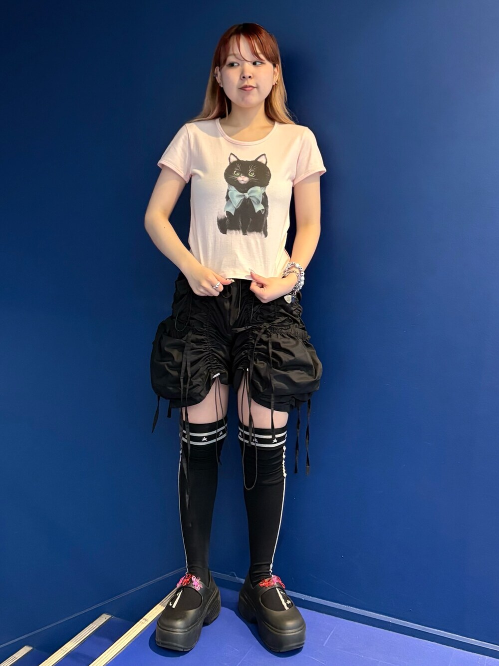 ブラック系のその他パンツ、ピンク系のTシャツ/カットソー、ブラック系のソックス/靴下を着用したレディースの夏コーディネートの2枚目の写真