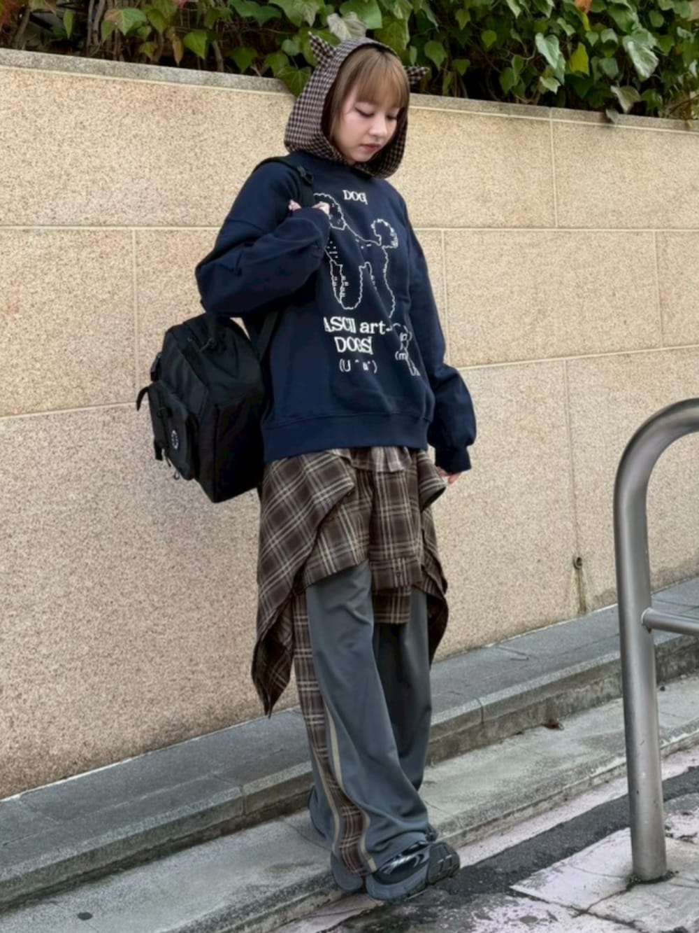 ブラック系のバックパック/リュック、ブラウン系のシャツ/ブラウス、ブラウン系のその他パンツを着用したレディースの冬コーディネートの2枚目の写真