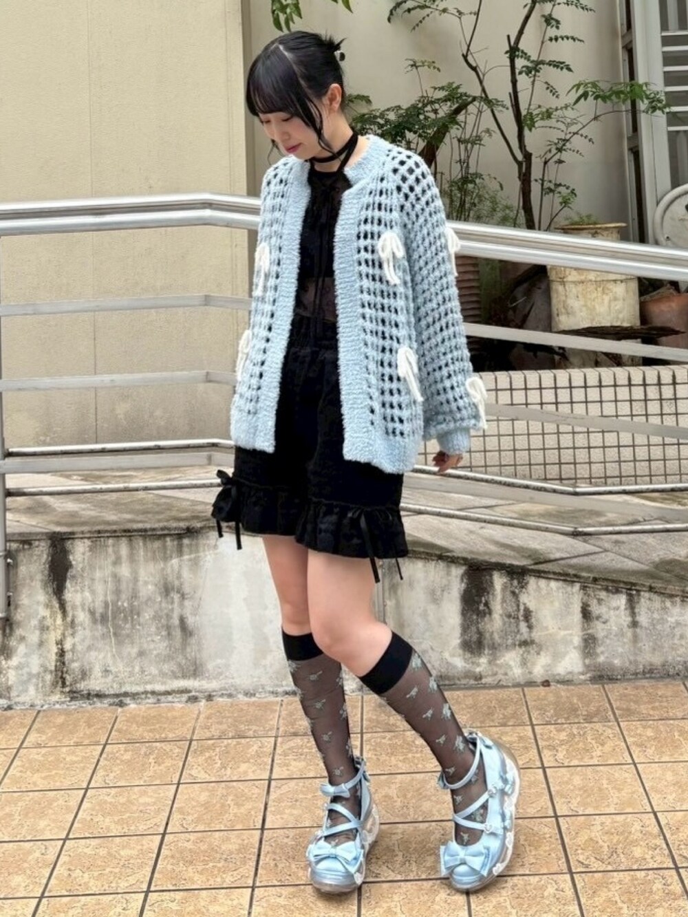 ブラック系のその他パンツ、ブラック系のその他トップス、ブルー系のカーディガン/ボレロを着用したレディースの夏コーディネートの3枚目の写真