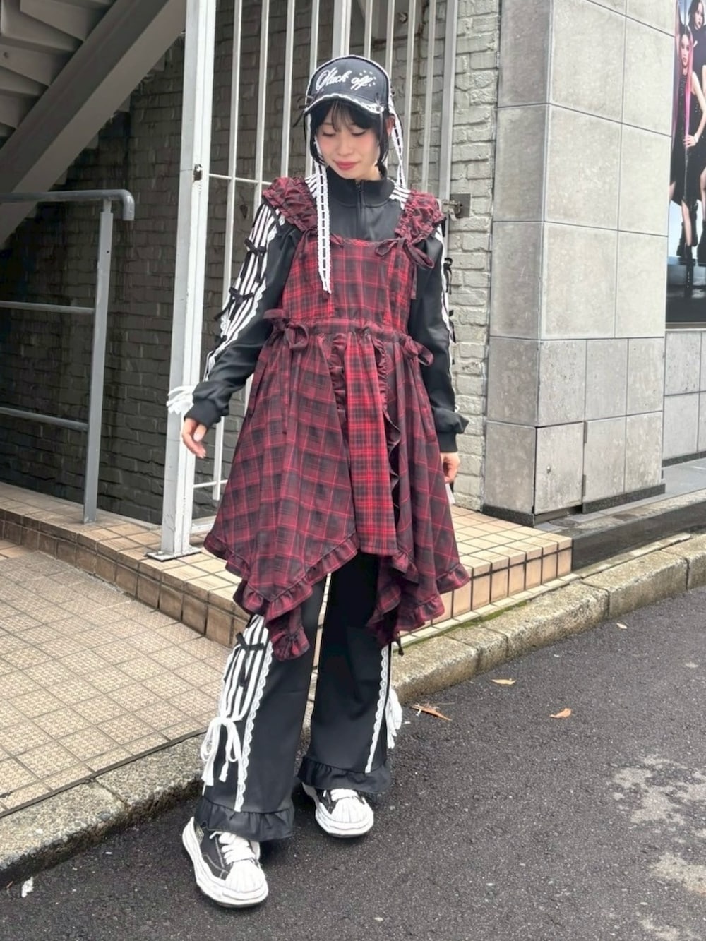 ブラック系のその他パンツ、レッド系のワンピース、ブラック系のブルゾンを着用したレディースの秋コーディネートの3枚目の写真