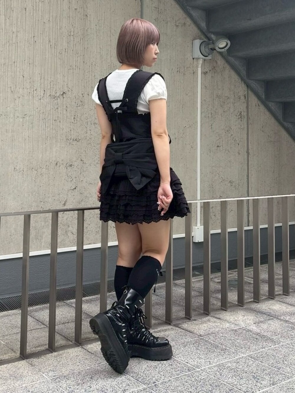 ブルー系のTシャツ/カットソー、ブラック系のその他トップス、ブラック系のスカートを着用したレディースの夏コーディネートの3枚目の写真