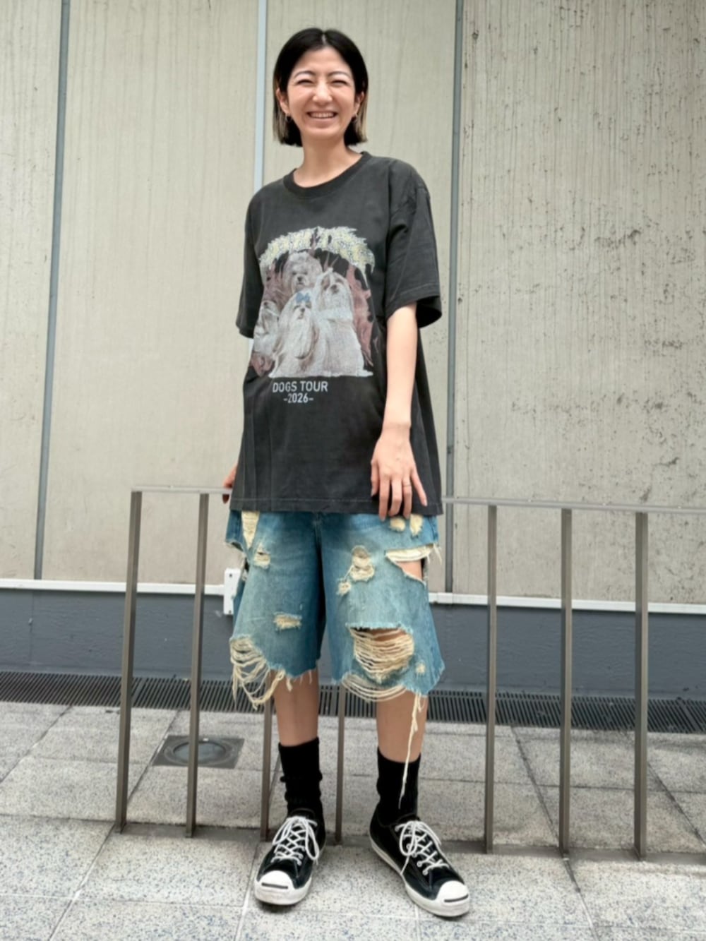 ブラック系のTシャツ/カットソー、ブルー系のデニムパンツを着用したレディースの夏コーディネートの2枚目の写真
