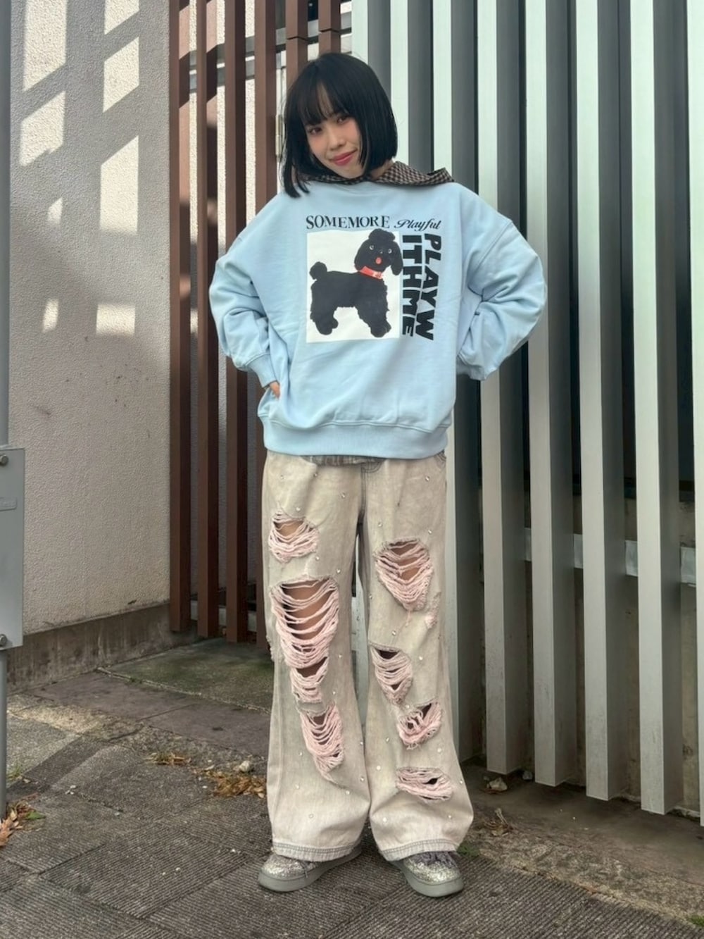 ブラック系のデニムパンツ、ブラウン系のシャツ/ブラウス、ブルー系のスウェットを着用したレディースの冬コーディネートの3枚目の写真