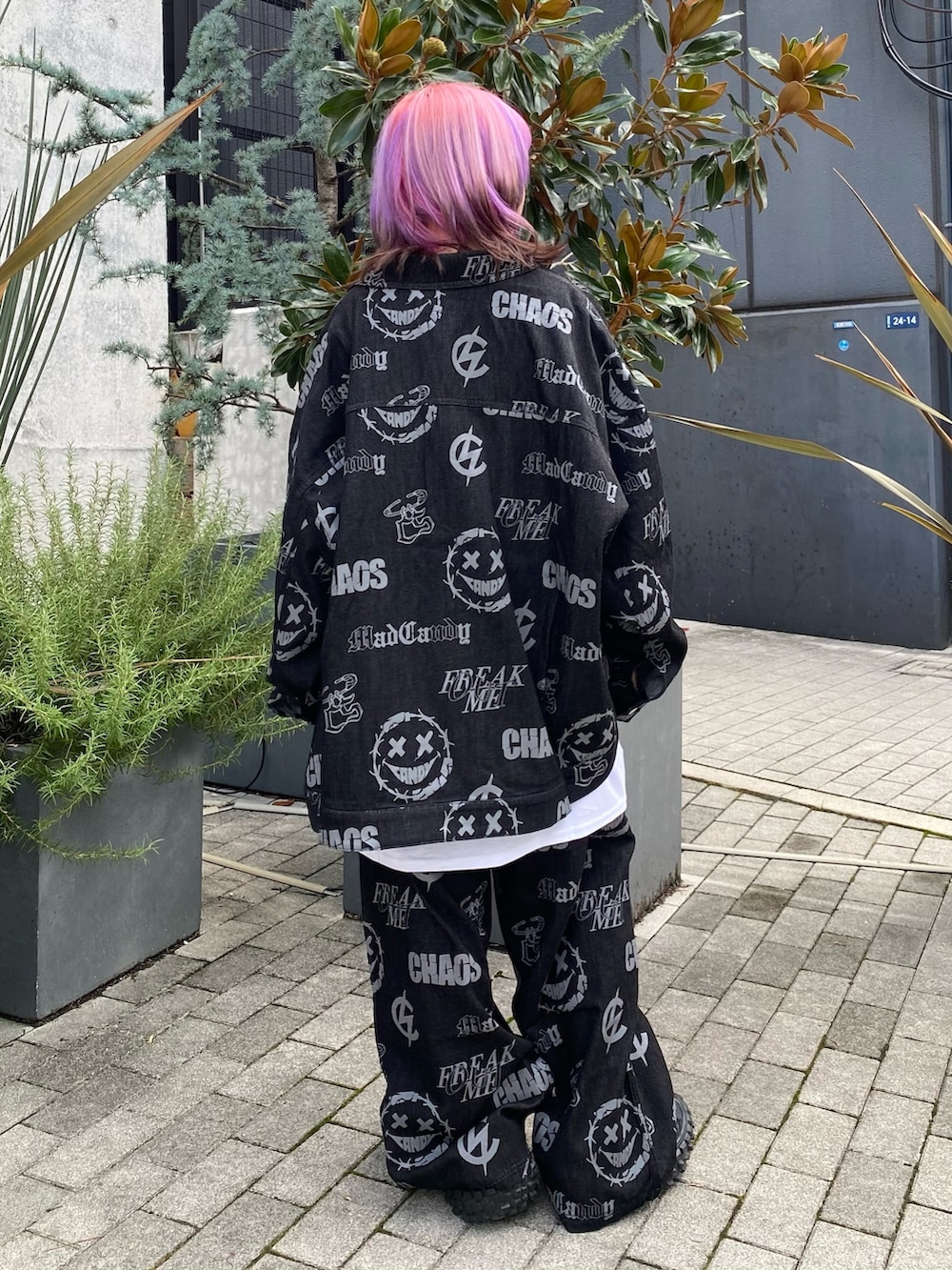 ブラック系のデニムパンツ、ホワイト系のTシャツ/カットソー、ブラック系のデニムジャケットを着用したレディースの夏コーディネートの3枚目の写真