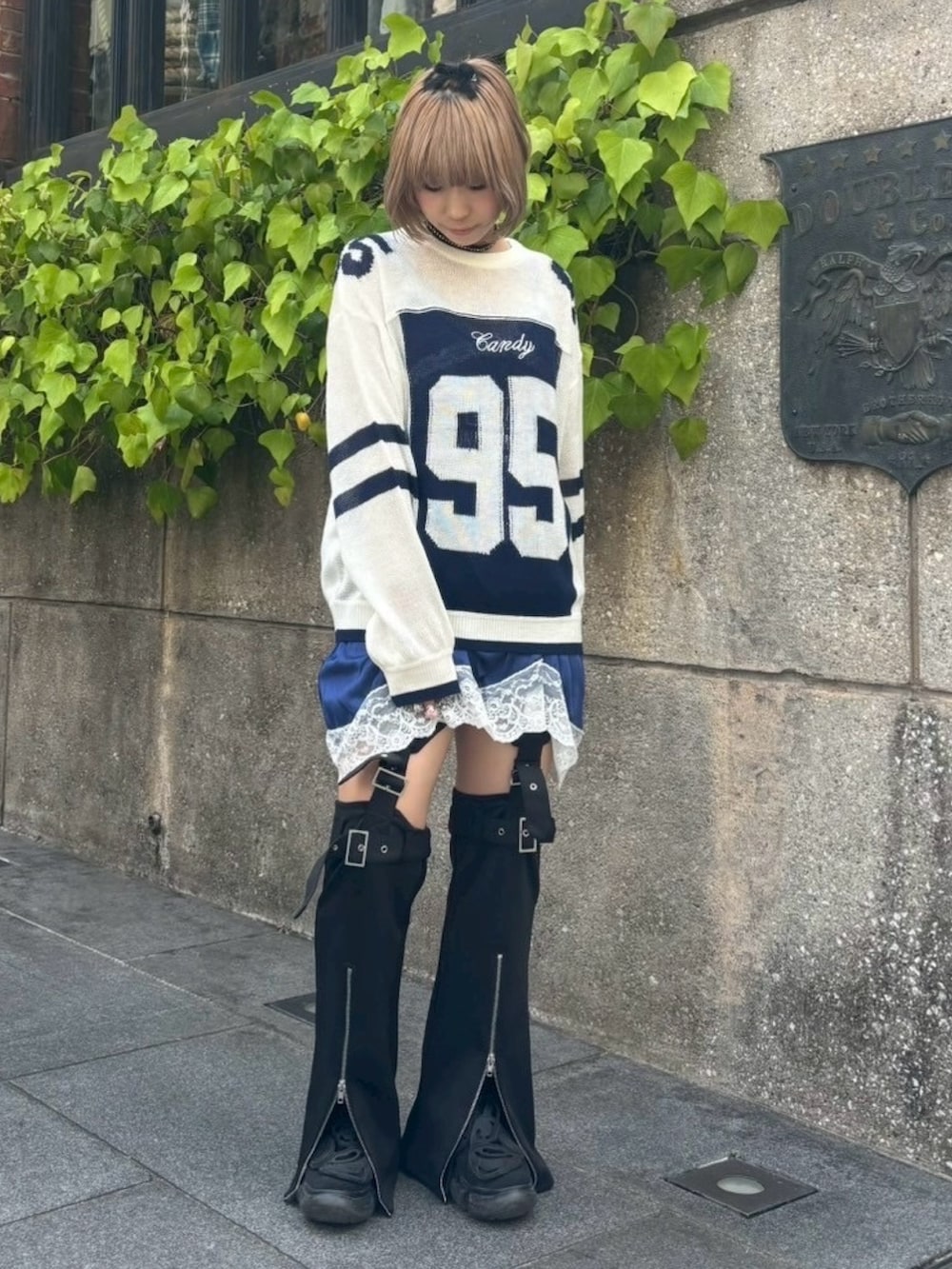 ブラック系のその他パンツ、ブルー系のワンピース、ホワイト系のニット/セーターを着用したレディースの秋コーディネートの3枚目の写真