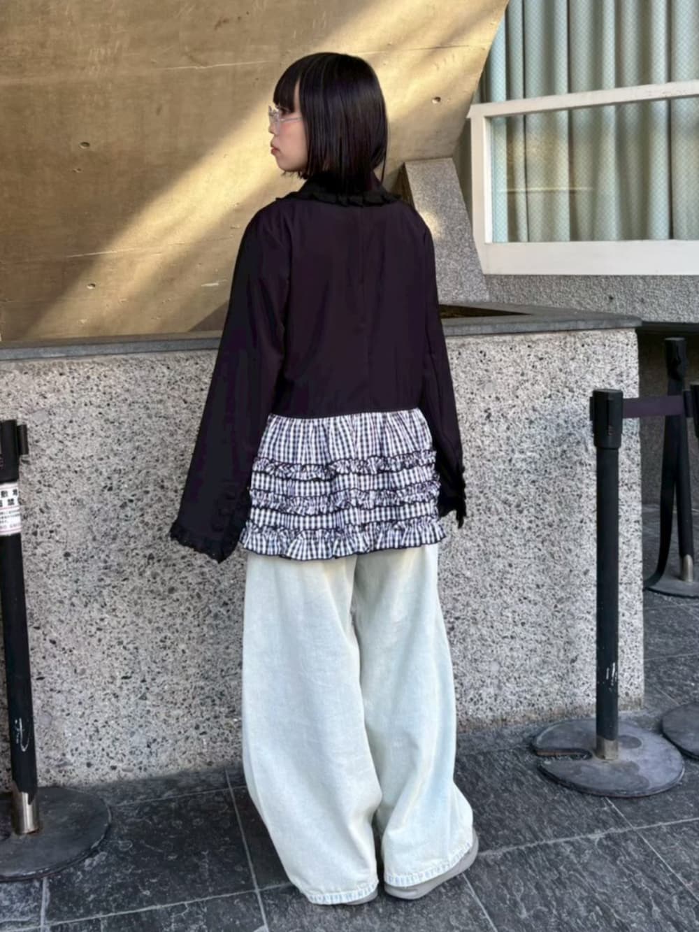 ブルー系のデニムパンツ、その他のテーラードジャケット、ホワイト系のタンクトップを着用したレディースの春コーディネートの3枚目の写真