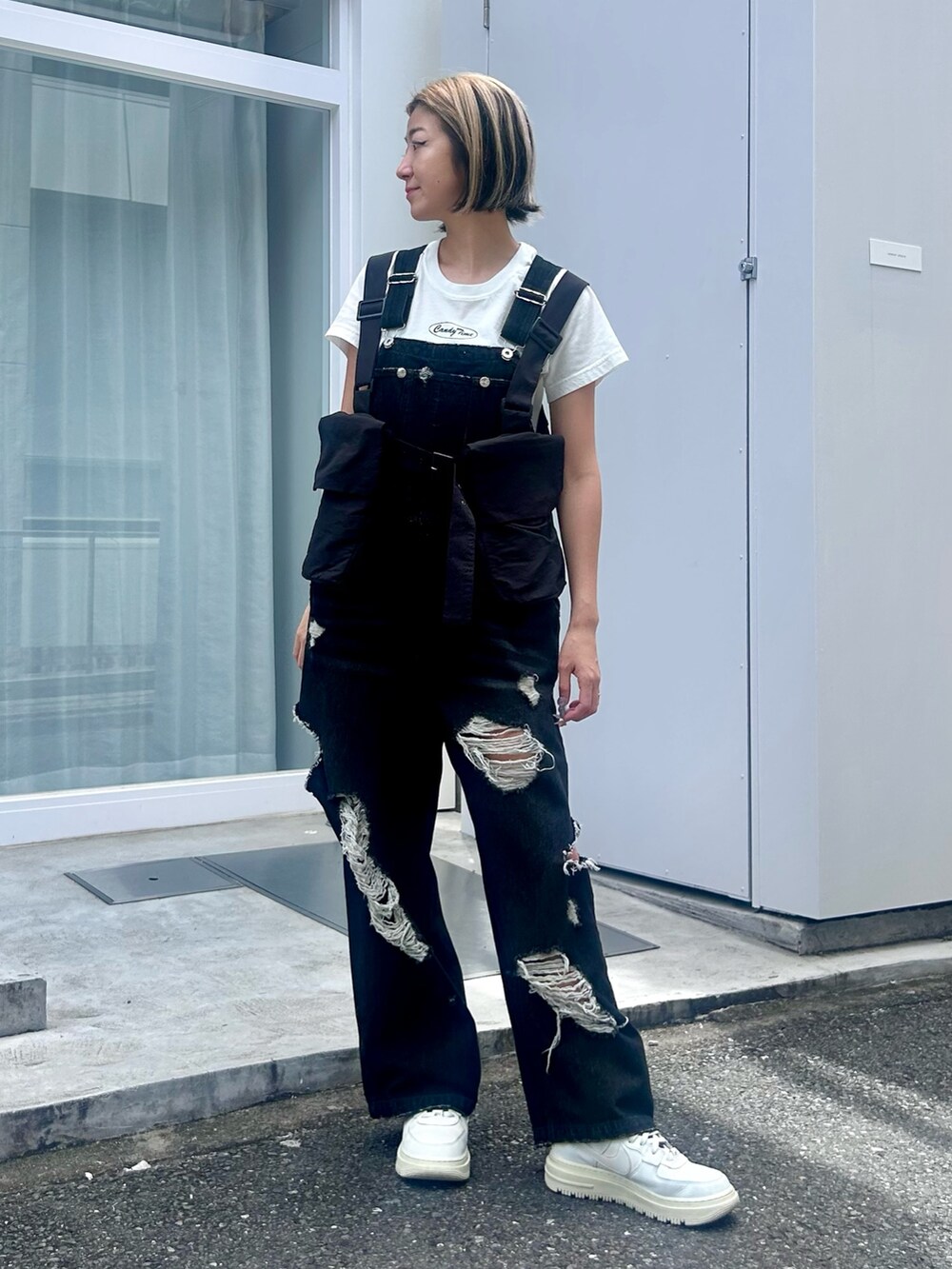 ホワイト系のTシャツ/カットソー、ブラック系のサロペット/オーバーオール、ブラック系のベストを着用したレディースの夏コーディネートの2枚目の写真