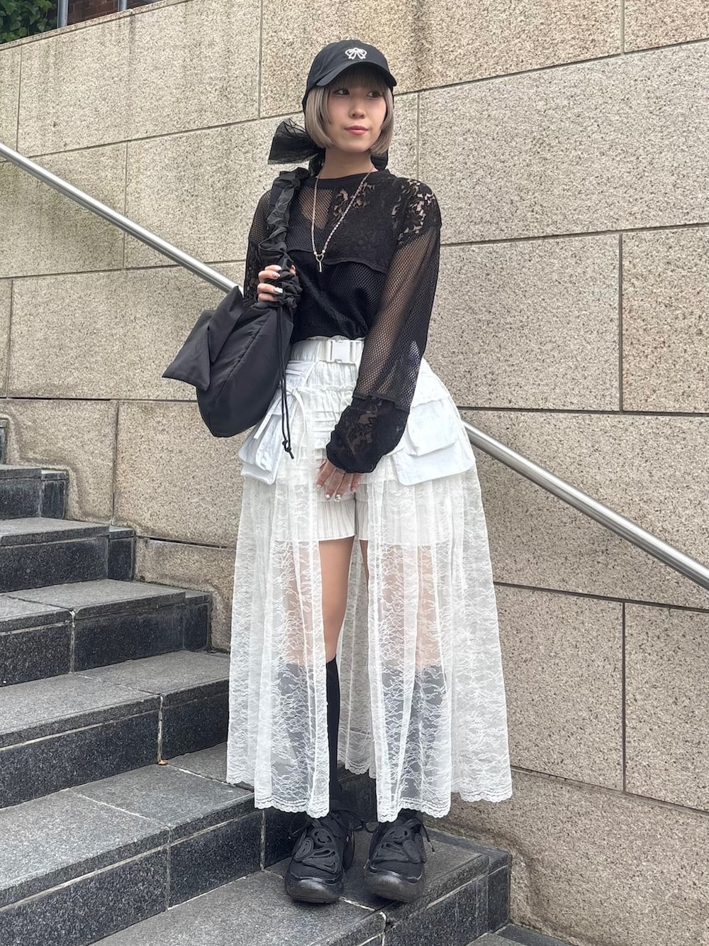 ホワイト系のスカート、ホワイト系のその他パンツ、ブラック系のショルダーバッグを着用したレディースの夏コーディネートの3枚目の写真