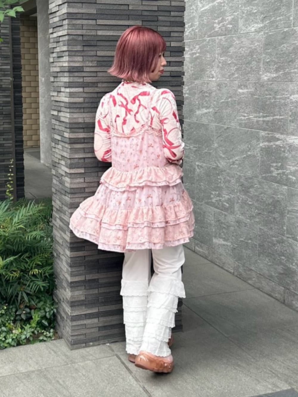 ピンク系のワンピース、ピンク系のTシャツ/カットソー、ホワイト系のその他パンツを着用したレディースの秋コーディネートの2枚目の写真