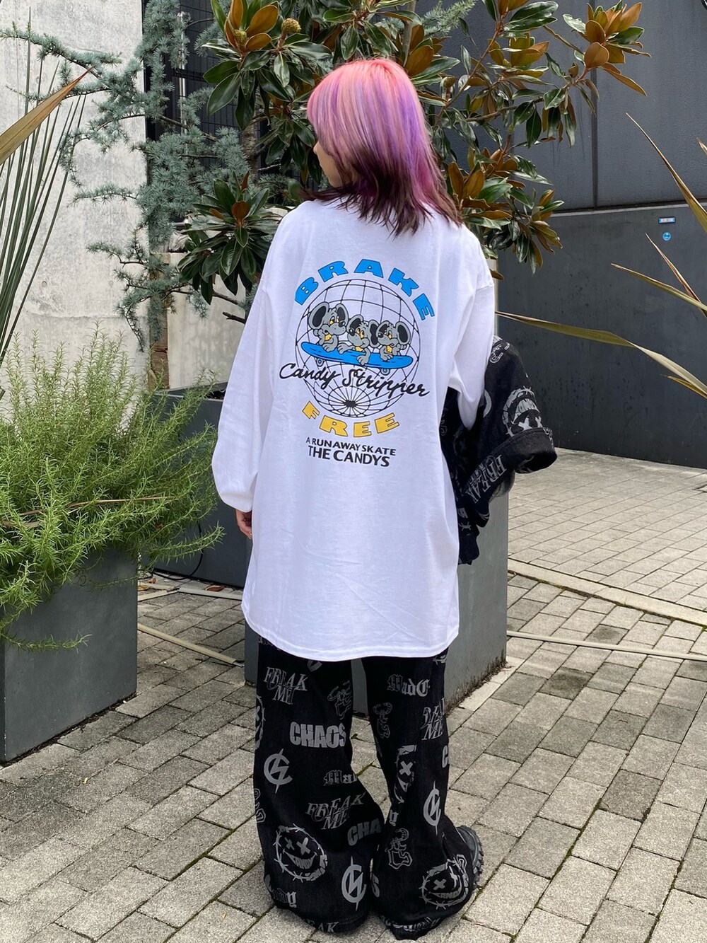 ブラック系のデニムパンツ、ホワイト系のTシャツ/カットソー、ブラック系のデニムジャケットを着用したレディースの夏コーディネートの5枚目の写真