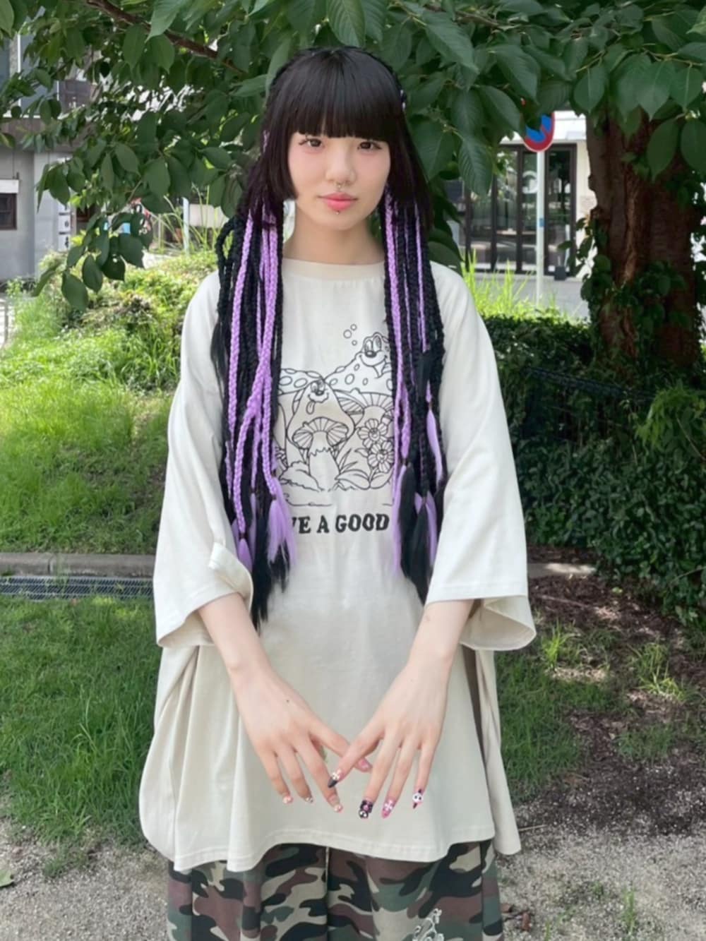 グリーン系のその他パンツ、ベージュ系のTシャツ/カットソーを着用したレディースの夏コーディネートの5枚目の写真