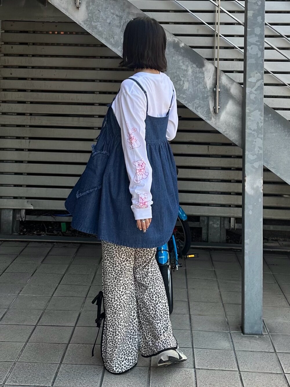 ホワイト系のTシャツ/カットソー、ブルー系のワンピース、ベージュ系のその他パンツを着用したレディースの冬コーディネートの3枚目の写真