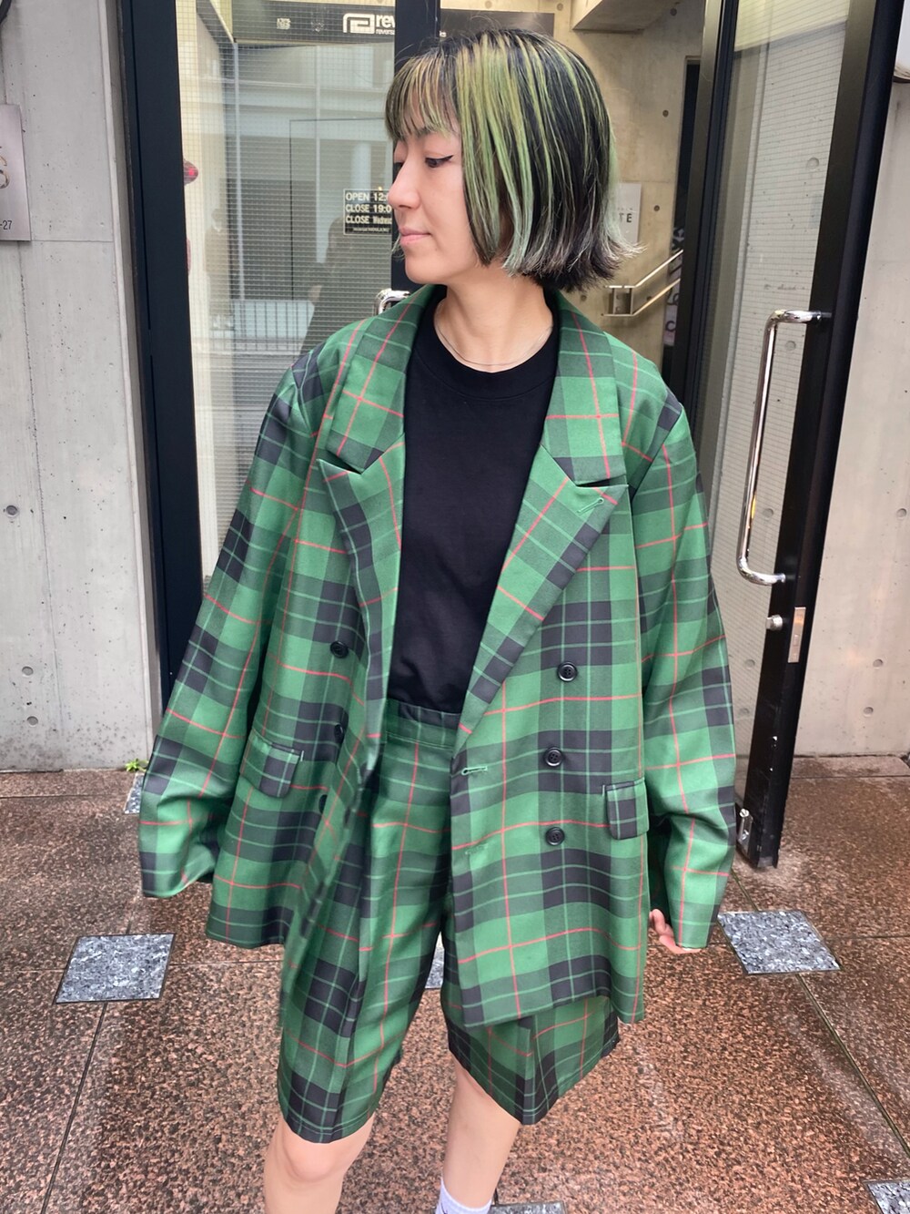 グリーン系のその他アウター、グリーン系のその他パンツ、ブラック系のスニーカーを着用したレディースの秋コーディネートの4枚目の写真