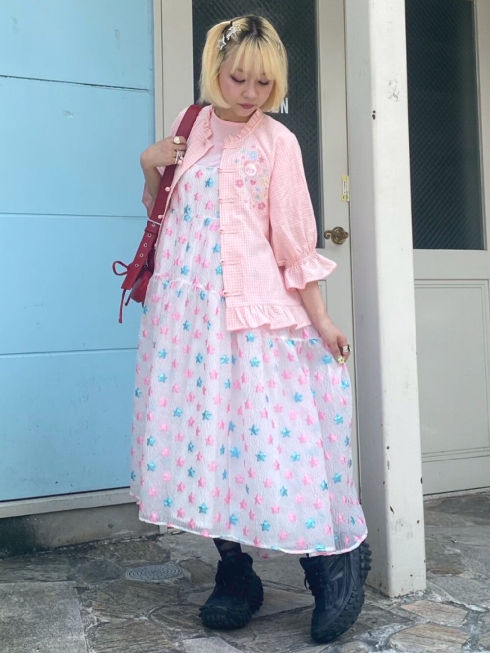 ピンク系のワンピース、ピンク系のTシャツ/カットソーを着用したレディースの夏コーディネートの3枚目の写真