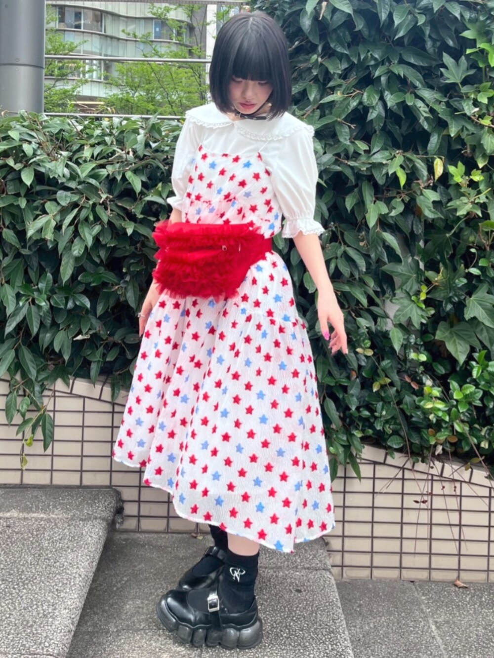 ホワイト系のTシャツ/カットソー、レッド系のボディバッグ/ウエストポーチ、レッド系のワンピースを着用したレディースの夏コーディネートの2枚目の写真