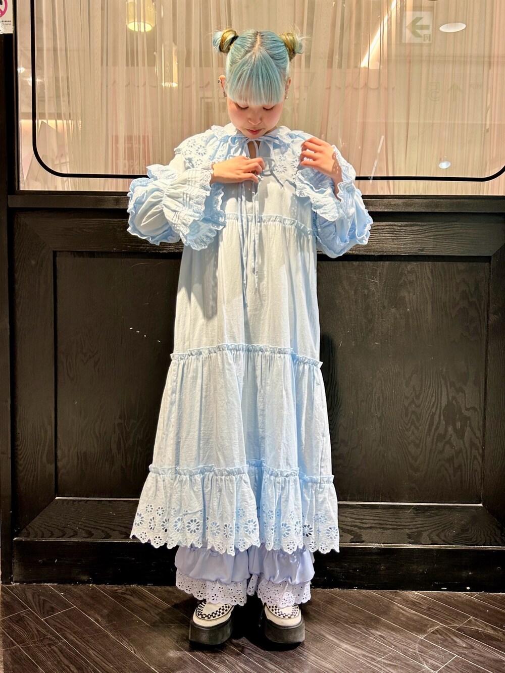 ブルー系のその他パンツ、ブルー系のワンピースを着用したレディースの冬コーディネートの3枚目の写真