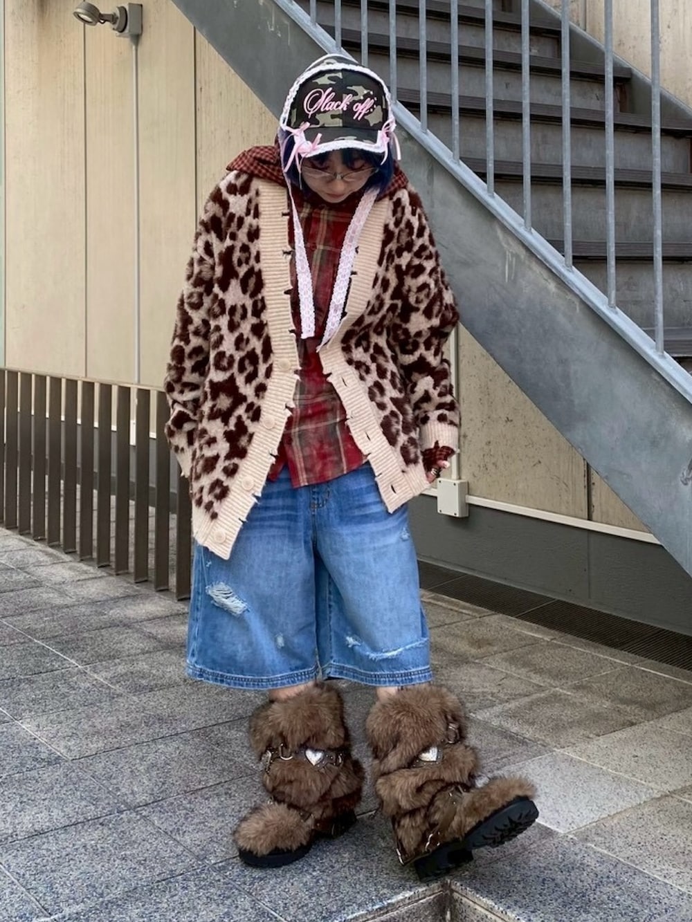 ブラウン系のブーツ、ブルー系のデニムパンツ、レッド系のシャツ/ブラウスを着用したレディースの秋コーディネートの3枚目の写真