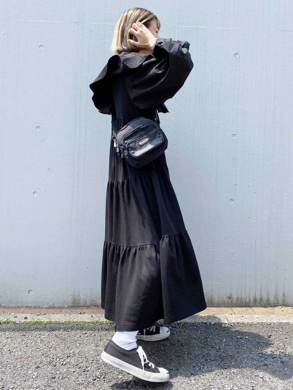 ブラック系のワンピース、ブラック系のショルダーバッグ、ブラック系のスニーカーを着用したレディースの夏コーディネートの2枚目の写真