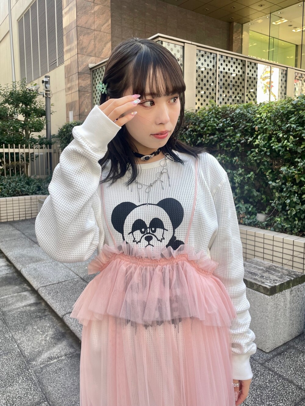 ピンク系のその他パンツ、ピンク系のワンピース、ホワイト系のTシャツ/カットソーを着用したレディースの冬コーディネートの4枚目の写真
