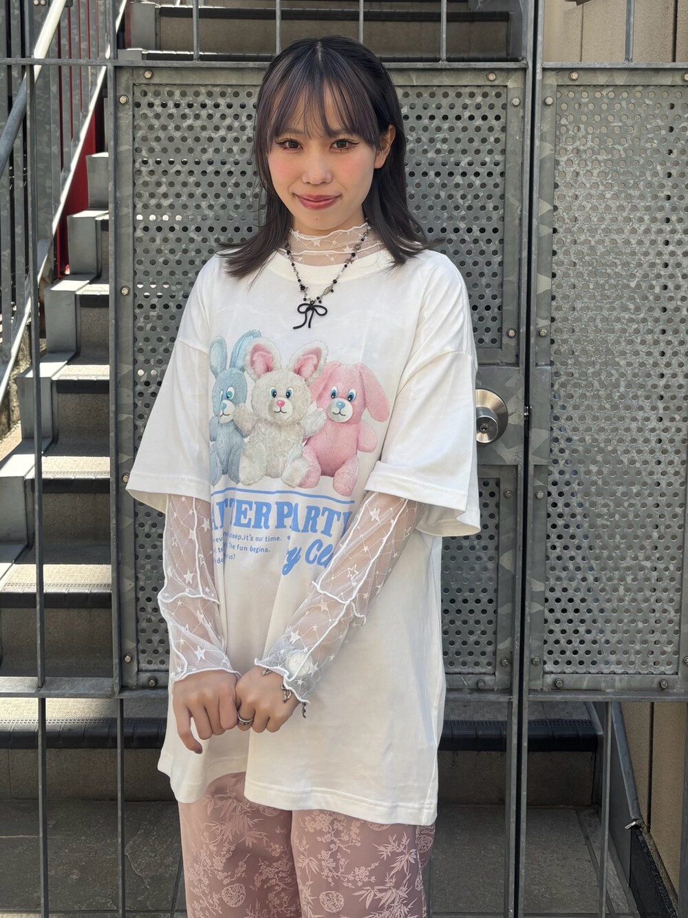 ピンク系のその他パンツ、ホワイト系のその他トップス、ホワイト系のTシャツ/カットソーを着用したレディースの春コーディネートの4枚目の写真