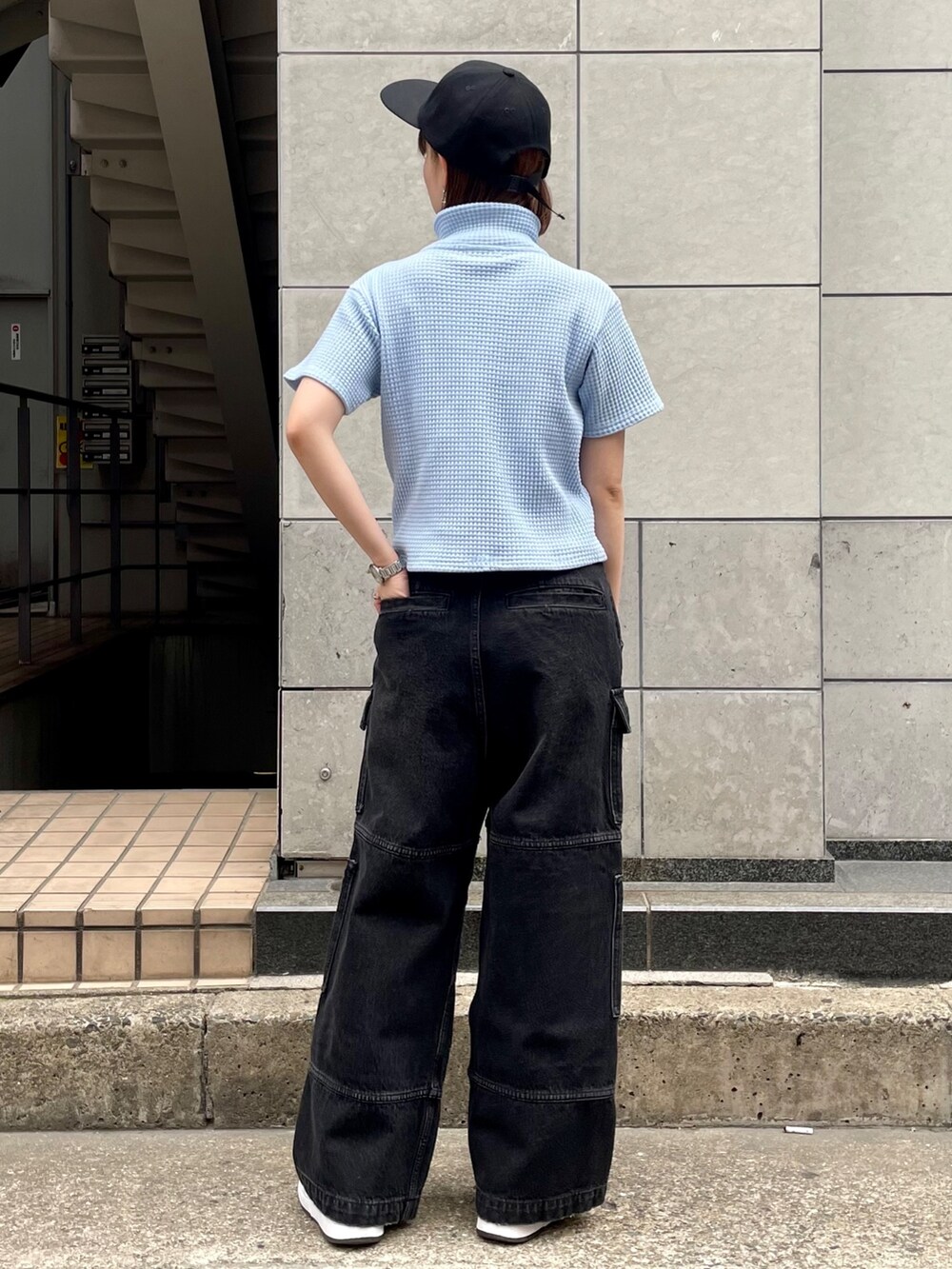 ブルー系のその他トップス、ブラック系のカーゴパンツ、ブラック系のキャップを着用したレディースの春コーディネートの3枚目の写真