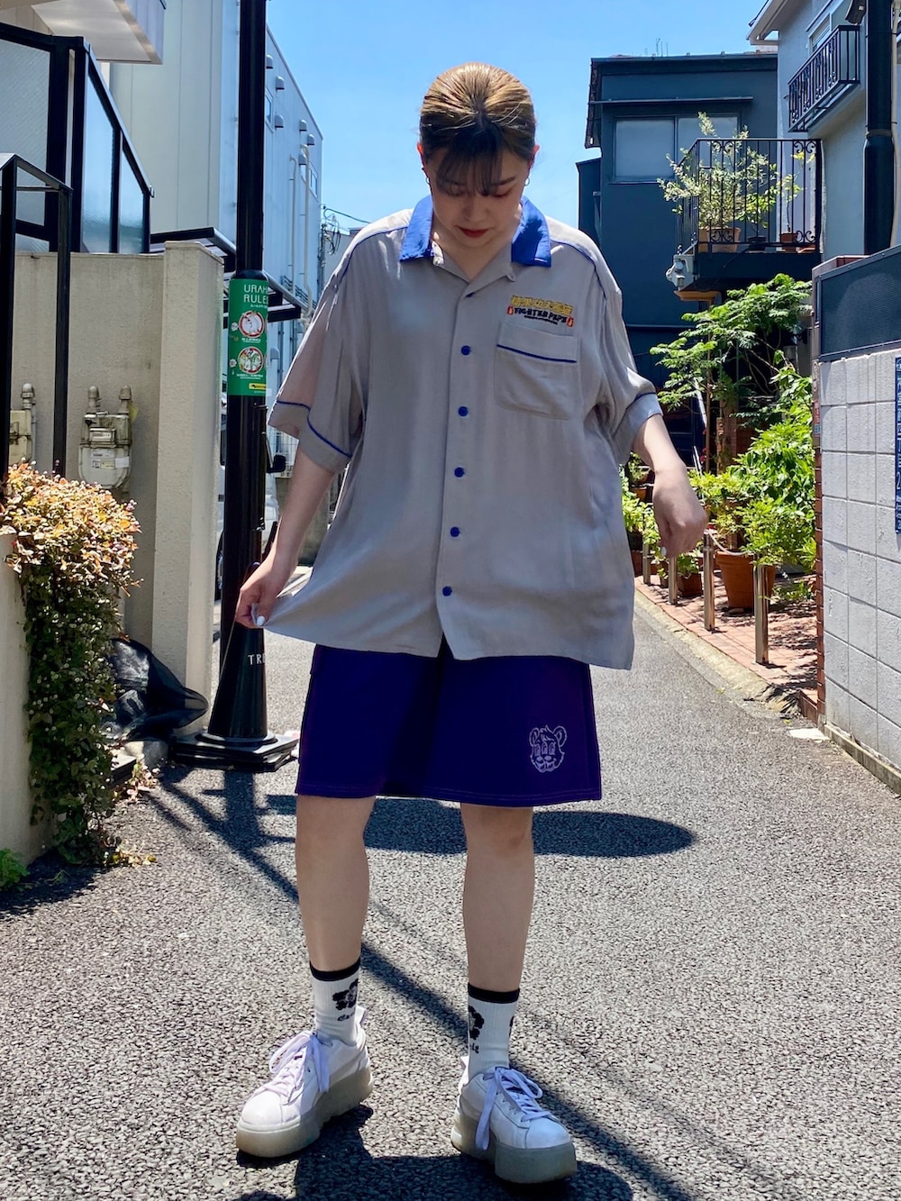 パープル系のその他パンツ、グレー系のシャツ/ブラウス、ホワイト系のソックス/靴下を着用したレディースの春コーディネートの2枚目の写真