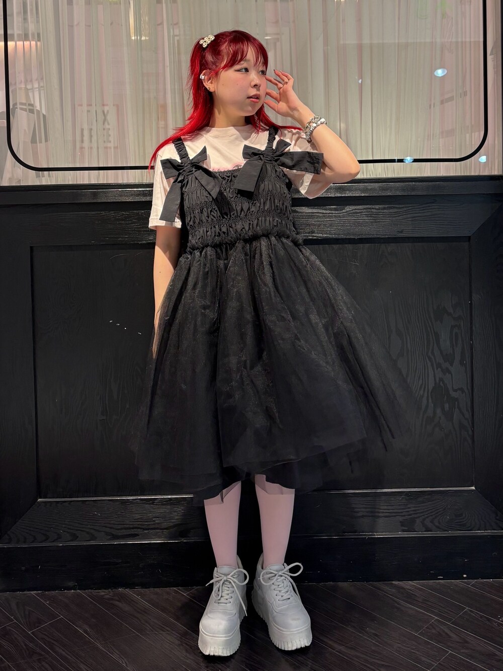 ブラック系のワンピース、ピンク系のTシャツ/カットソーを着用したレディースの春コーディネートの3枚目の写真