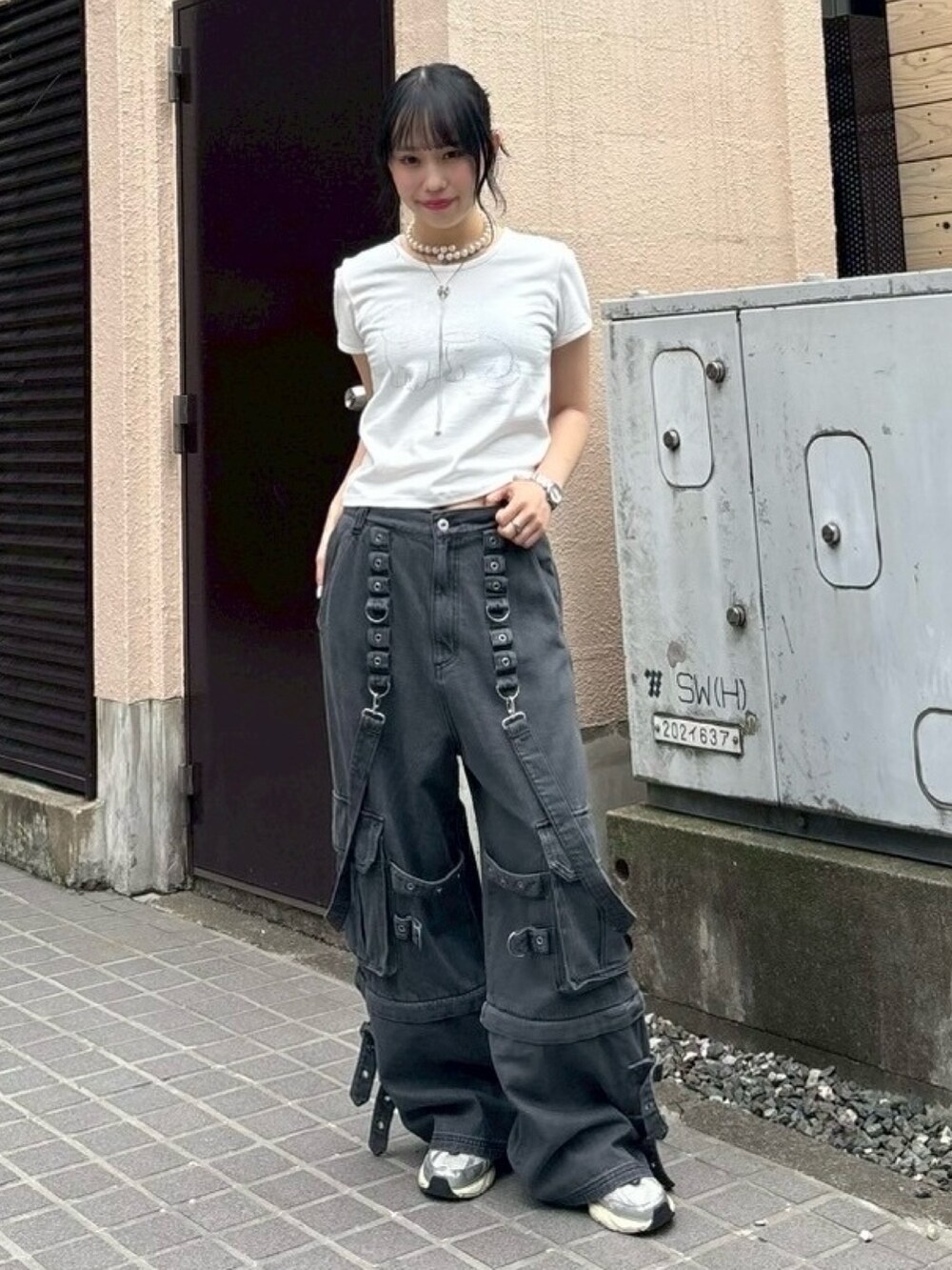 ブラック系のボディバッグ/ウエストポーチ、ブラック系のデニムパンツ、ホワイト系のTシャツ/カットソーを着用したレディースの夏コーディネートの4枚目の写真