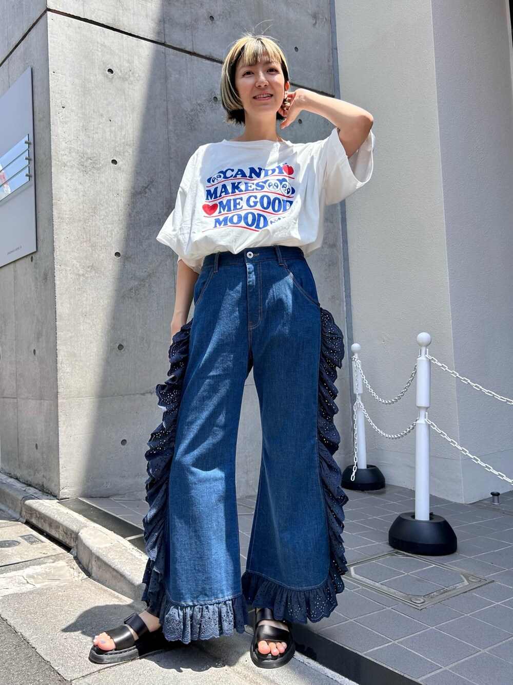 イエロー系のカーディガン/ボレロ、ホワイト系のTシャツ/カットソー、シルバー系のボストンバッグを着用したレディースの夏コーディネートの3枚目の写真