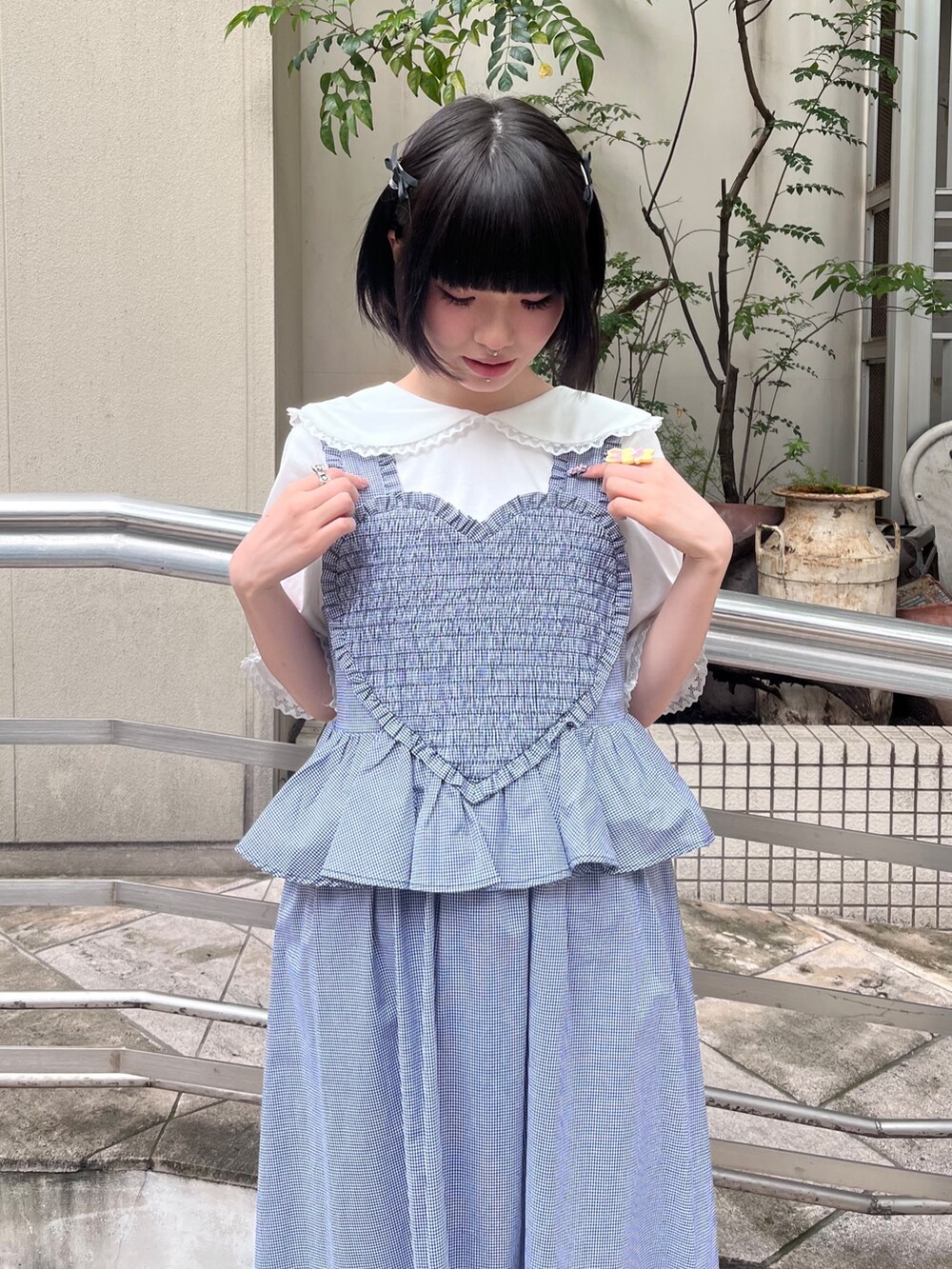 ブルー系のワンピース、ホワイト系のTシャツ/カットソーを着用したレディースの夏コーディネートの3枚目の写真