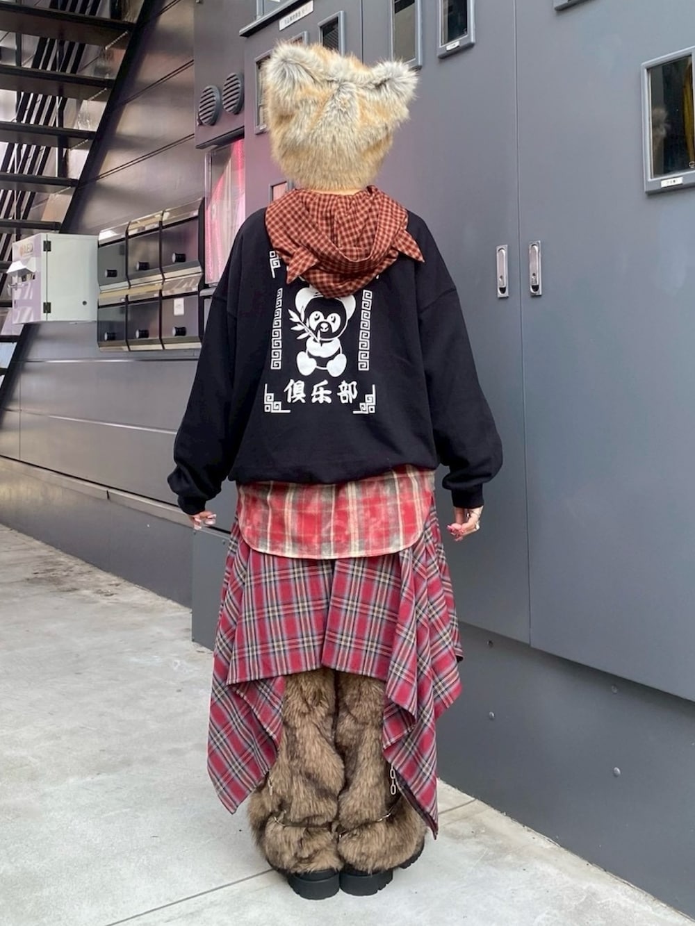 ブラウン系のブーツ、レッド系のスカート、レッド系のシャツ/ブラウスを着用したレディースの冬コーディネートの4枚目の写真