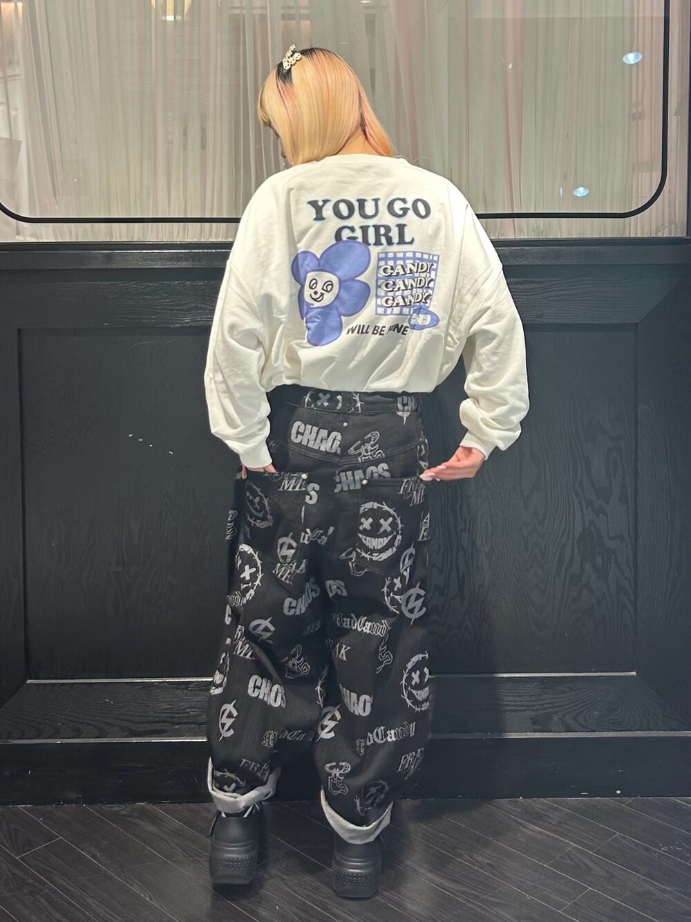 ブラック系のデニムパンツ、ホワイト系のスウェットを着用したレディースの秋コーディネートの3枚目の写真