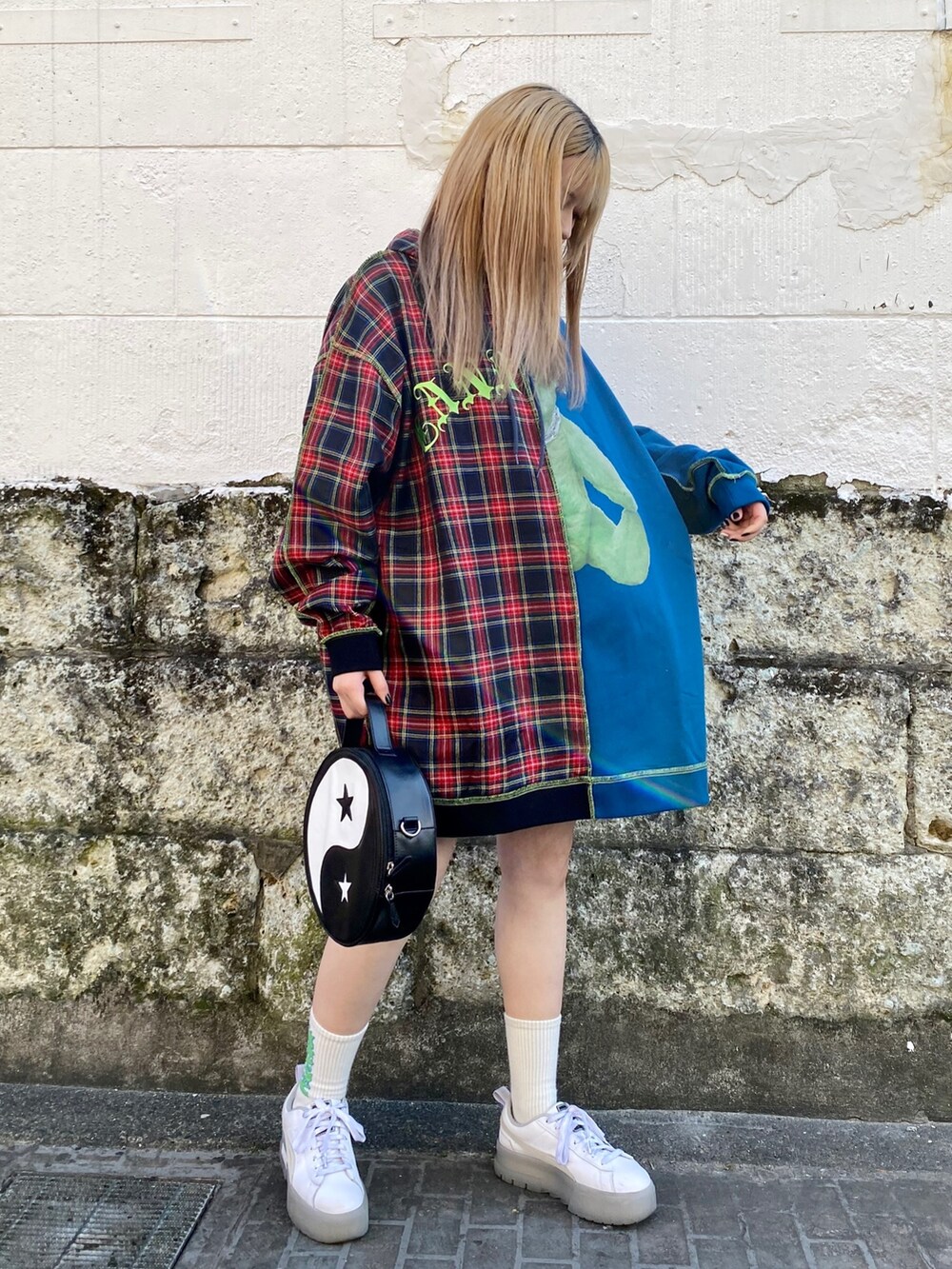 ブラック系のショルダーバッグ、ブルー系のワンピースを着用したレディースの冬コーディネートの4枚目の写真