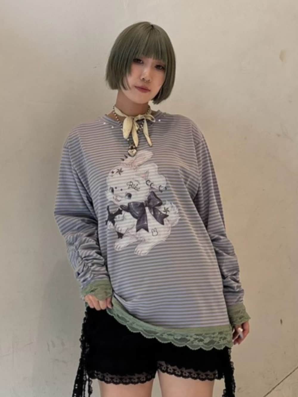 ブラック系のその他パンツ、パープル系のTシャツ/カットソーを着用したレディースの秋コーディネートの4枚目の写真