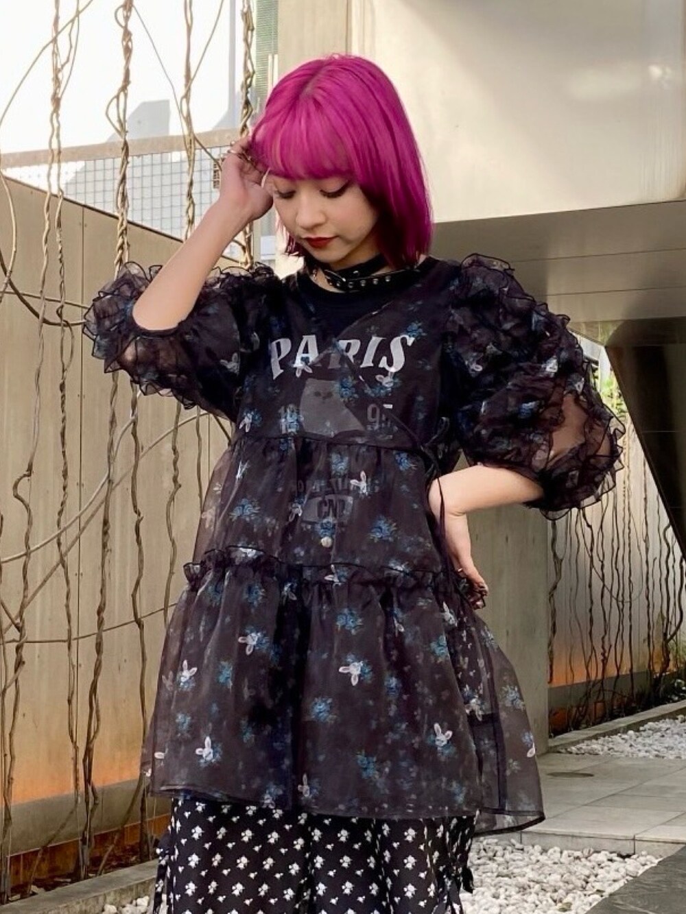 ブラック系のその他トップス、ブラック系のTシャツ/カットソー、ブラック系のその他パンツを着用したレディースの春コーディネートの3枚目の写真