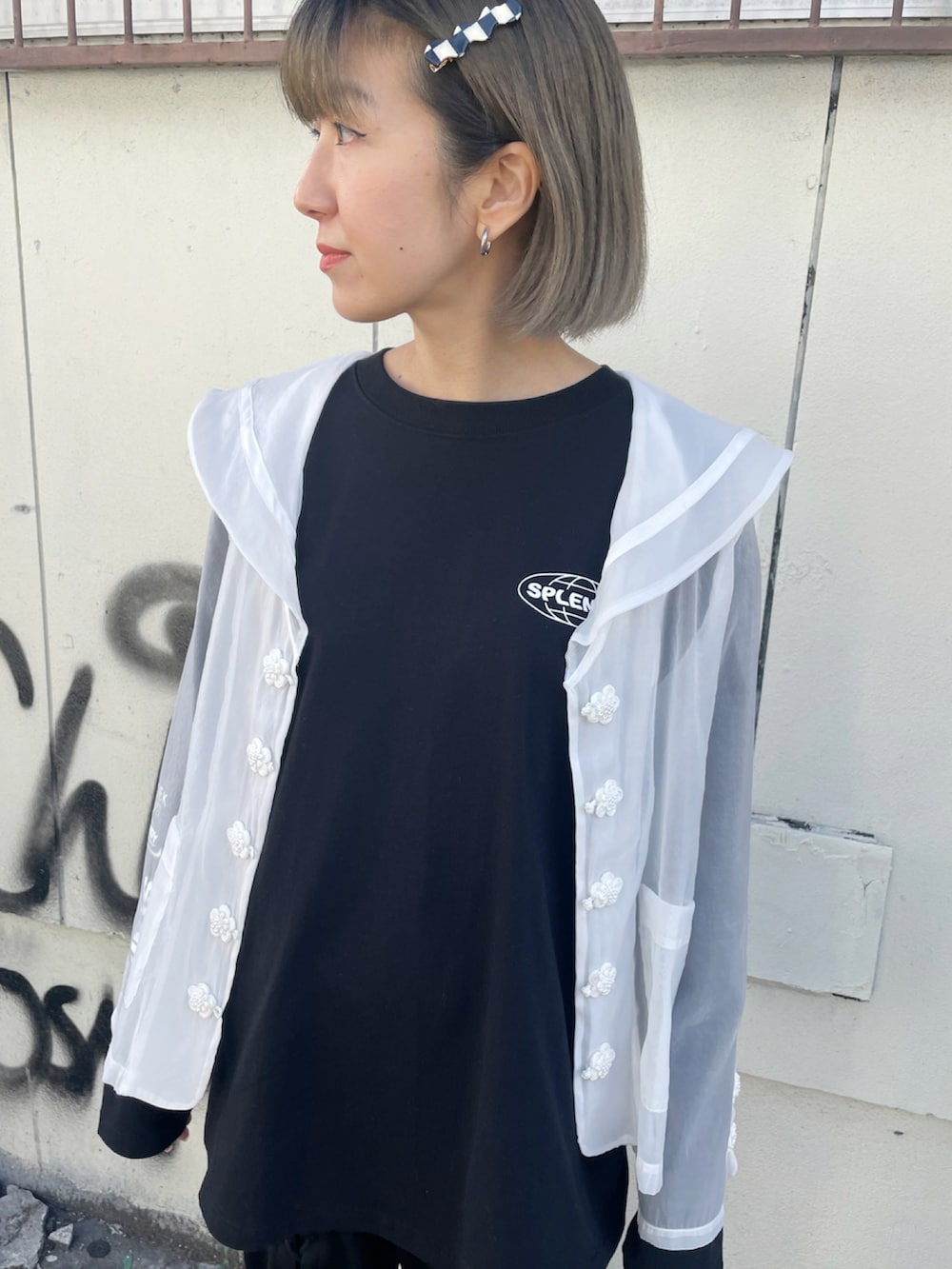 ブラック系のその他パンツ、ホワイト系のその他アウター、ブラック系のTシャツ/カットソーを着用したレディースの冬コーディネートの2枚目の写真