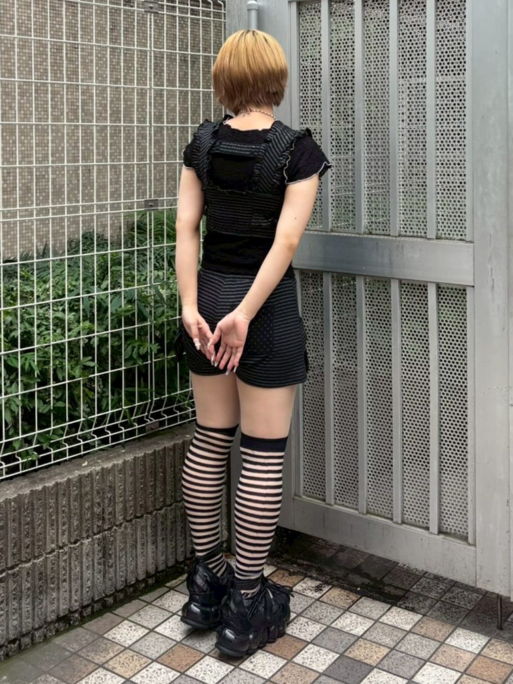 ブラック系のその他パンツ、ブラック系のTシャツ/カットソー、ブラック系のTシャツ/カットソーを着用したレディースの夏コーディネートの3枚目の写真