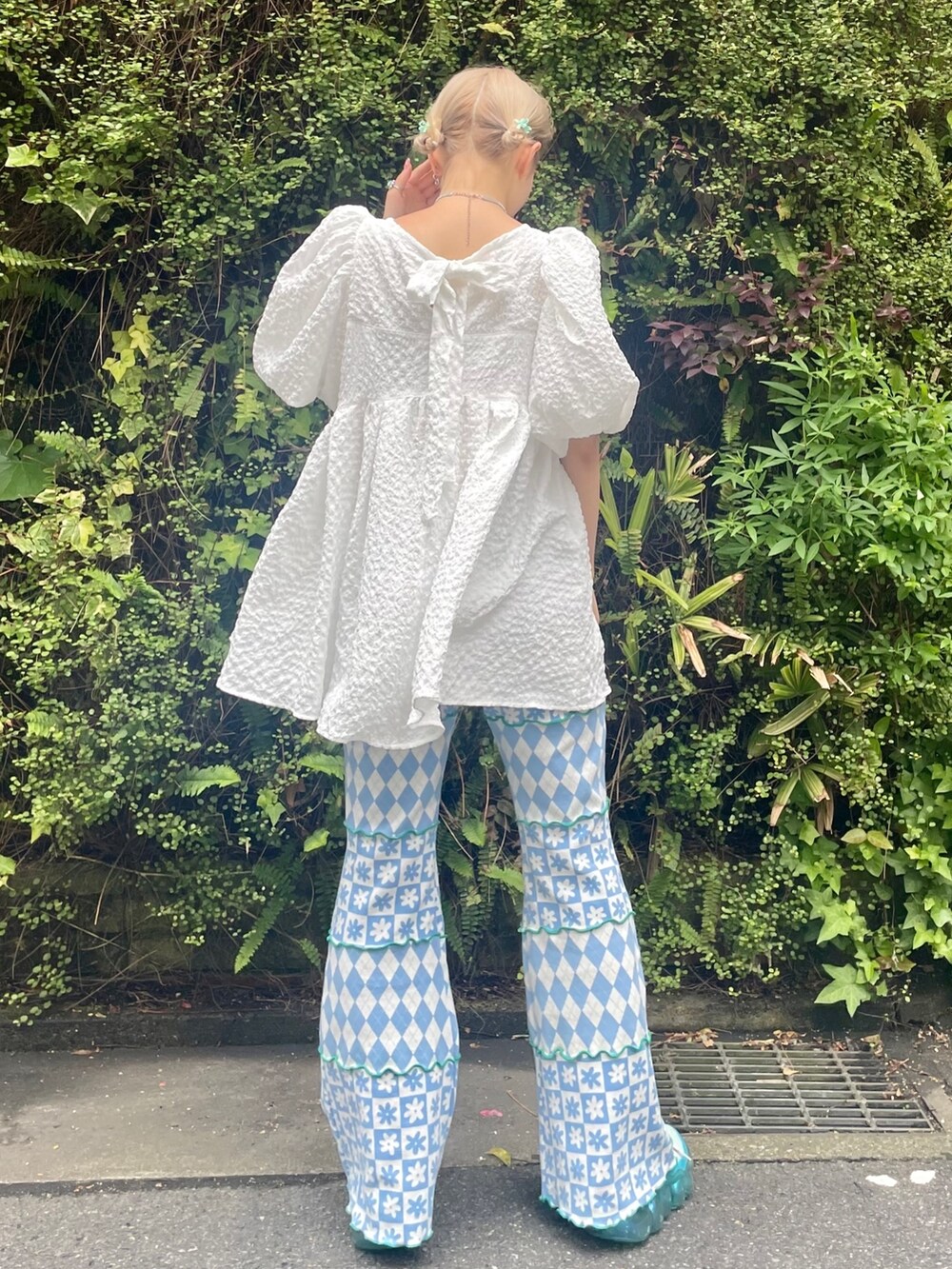 ブルー系のその他パンツ、ホワイト系のその他トップスを着用したレディースの春コーディネートの4枚目の写真