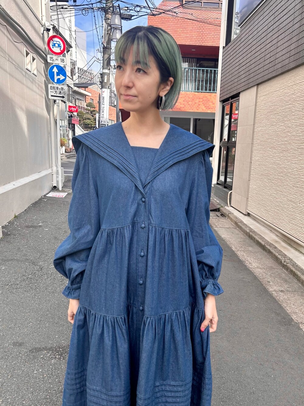 ブルー系のワンピース、ブラック系のブーツを着用したレディースの冬コーディネートの4枚目の写真