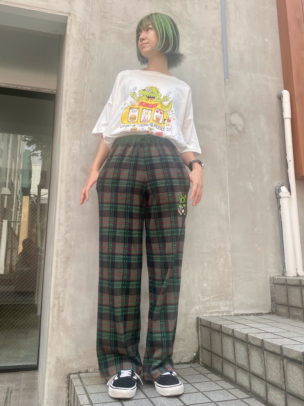 ホワイト系のTシャツ/カットソー、グリーン系のブルゾン、グリーン系のその他パンツを着用したレディースの夏コーディネートの3枚目の写真