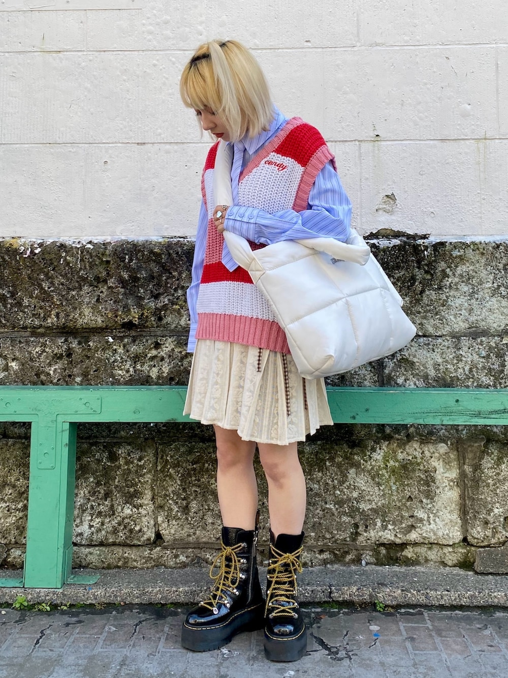 ブルー系のシャツ/ブラウス、ピンク系のベスト、ホワイト系のスカートを着用したレディースの冬コーディネートの2枚目の写真