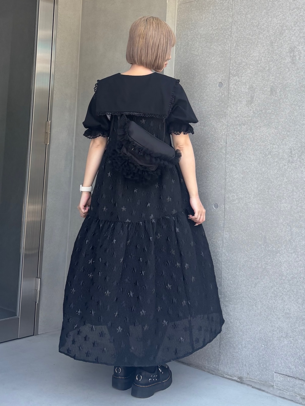 「Candy Stripper、トップス、セーラーカラー、キャミソール、リボン、ワンピース、オーガンジー、Aライン、ウエストバッグ、チュール、ブラック、レイヤードスタイル、大人カジュアル」｜「Candy StripperのSAILOR COLLAR トップス（Tシャツ/カットソー、ブラック系）」を使った、CandyStripperさん（レディース・160cm）の夏コーディネートの5枚目の写真