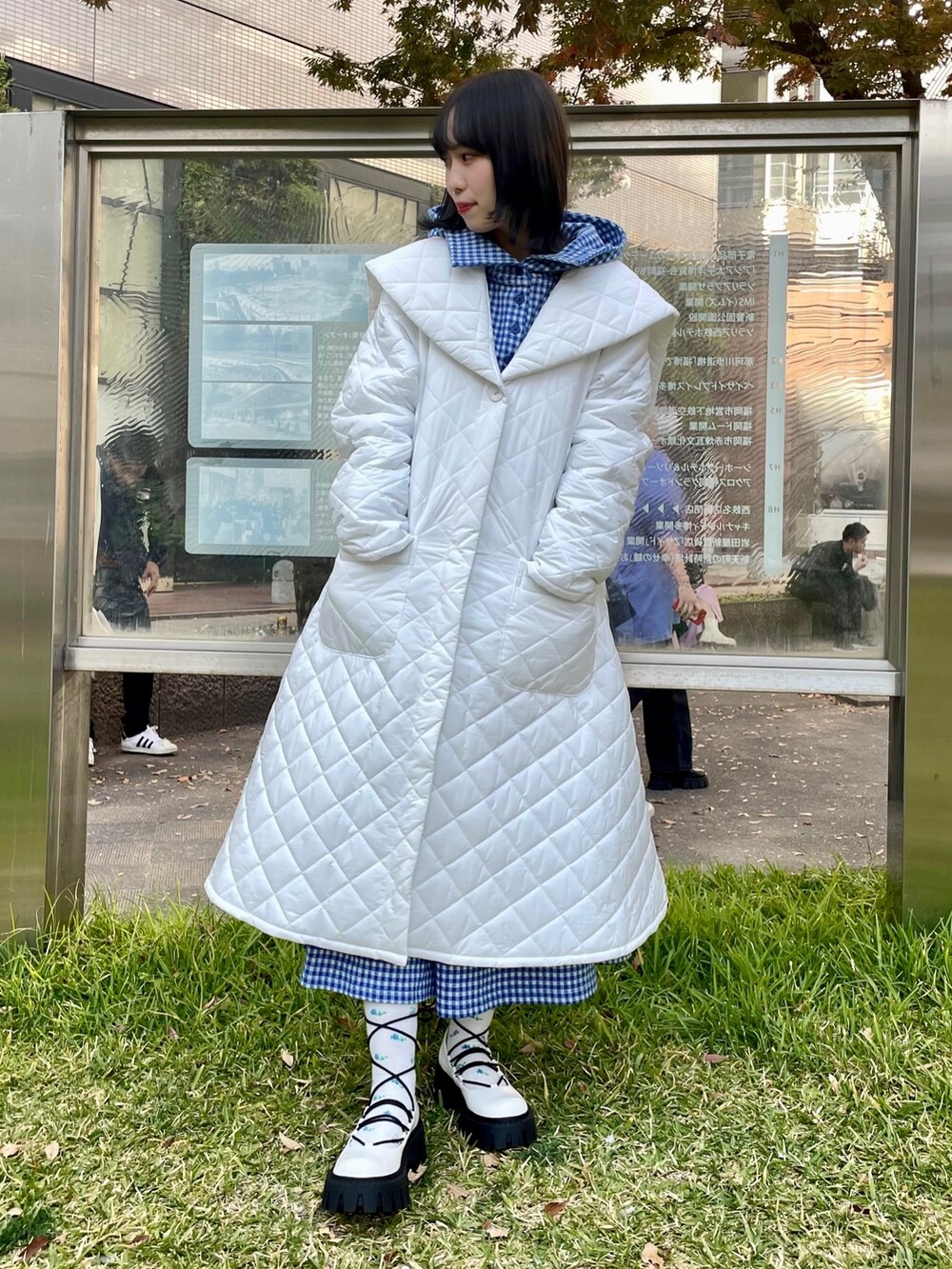 ホワイト系のその他アウター、ブルー系のワンピース、ホワイト系のその他シューズを着用したレディースの秋コーディネートの4枚目の写真