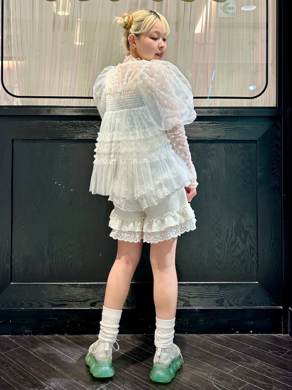 ホワイト系のその他パンツ、ホワイト系のその他トップス、ホワイト系のシャツ/ブラウスを着用したレディースの春コーディネートの4枚目の写真