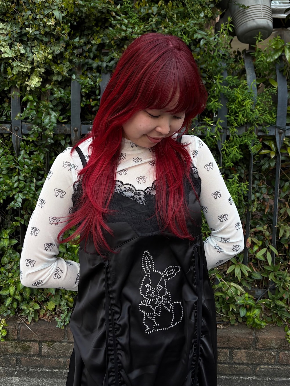 ブラック系のその他パンツ、ホワイト系のその他トップス、ブラック系のワンピースを着用したレディースの春コーディネートの5枚目の写真