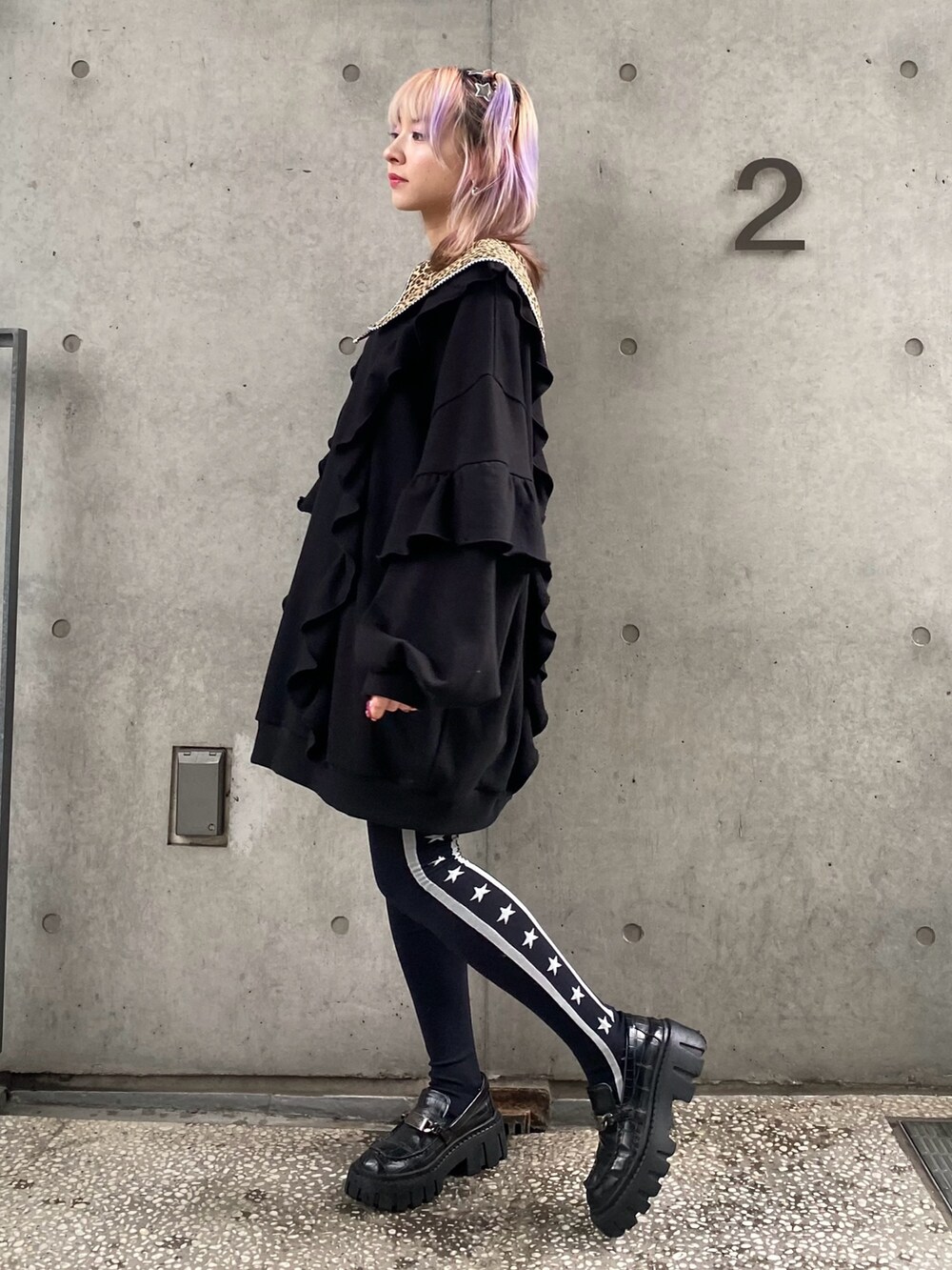 ブラック系のスウェット、ブラック系のローファー、ブラック系のソックス/靴下を着用したレディースの秋コーディネートの3枚目の写真